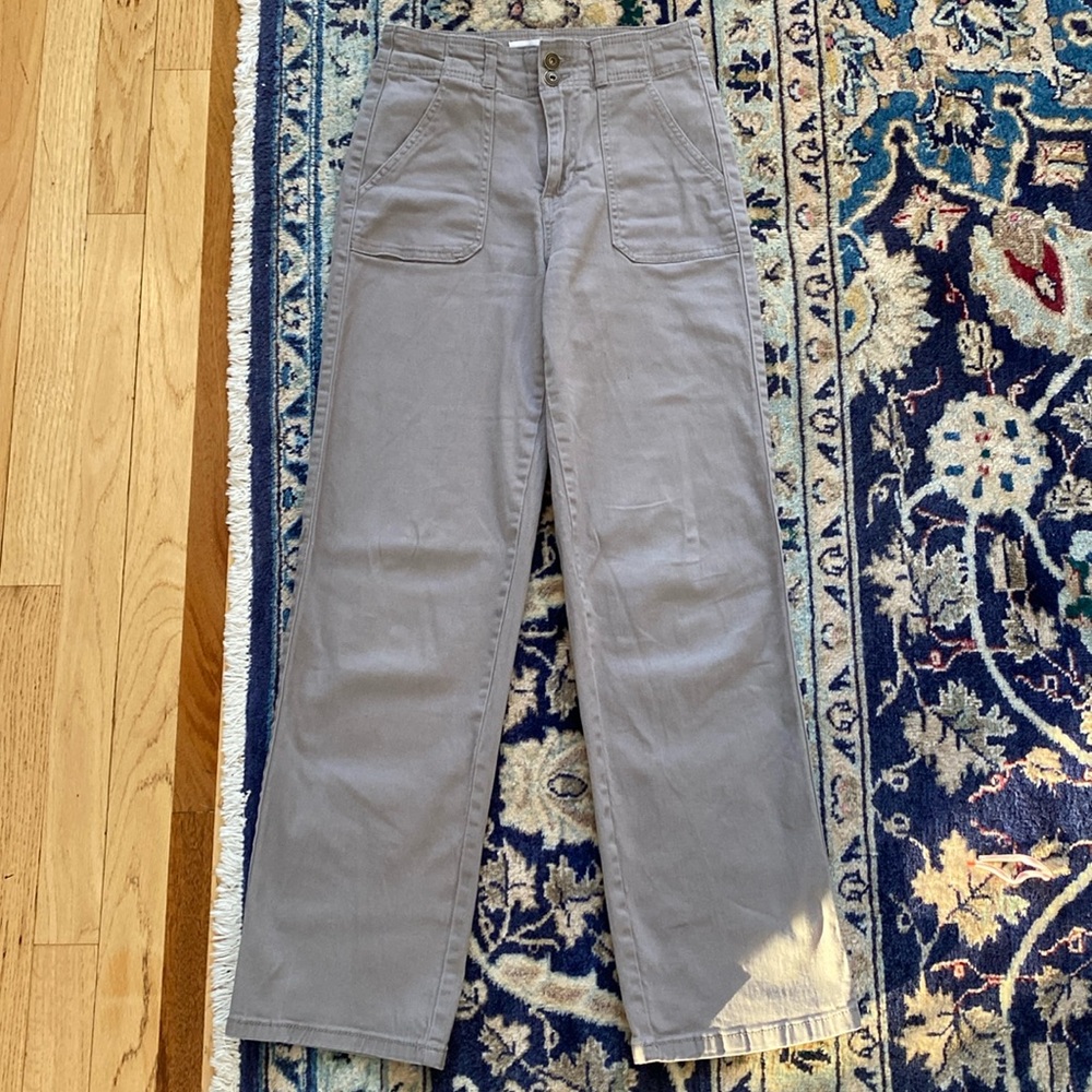 Grey High-Waisted Straight-Legged Pants with Partial Cargo Design – Gently Worn